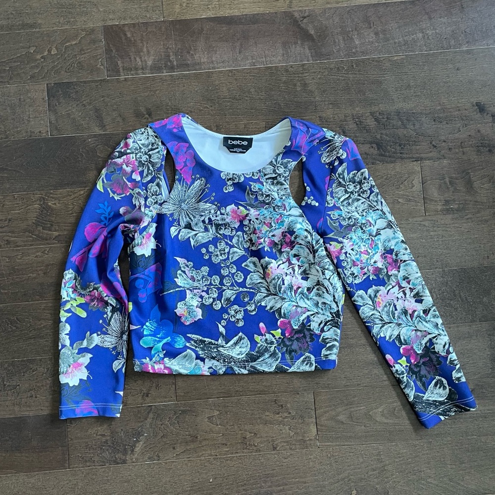 bebe print crop top with cutouts